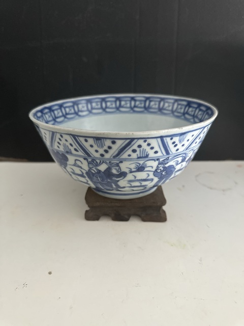 古玩陶瓷正面龍紋八蠻進寶青花碗真品鑒賞圖