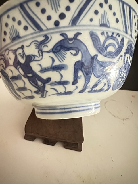 古玩陶瓷正面龍紋八蠻進寶青花碗真品鑒賞圖