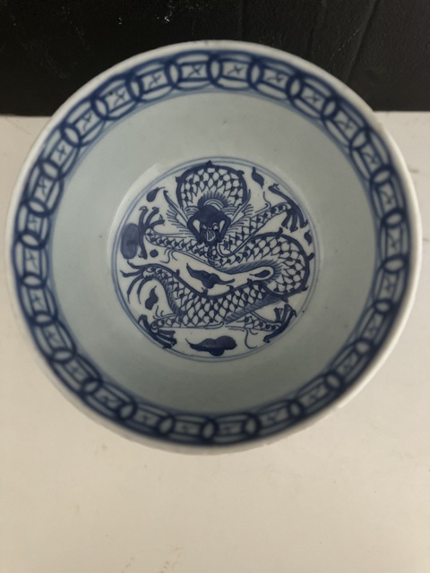 古玩陶瓷正面龍紋八蠻進寶青花碗真品鑒賞圖