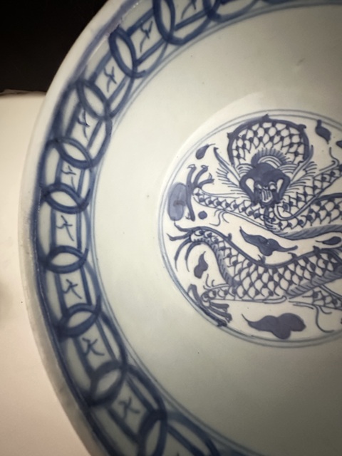 古玩陶瓷正面龍紋八蠻進寶青花碗真品鑒賞圖
