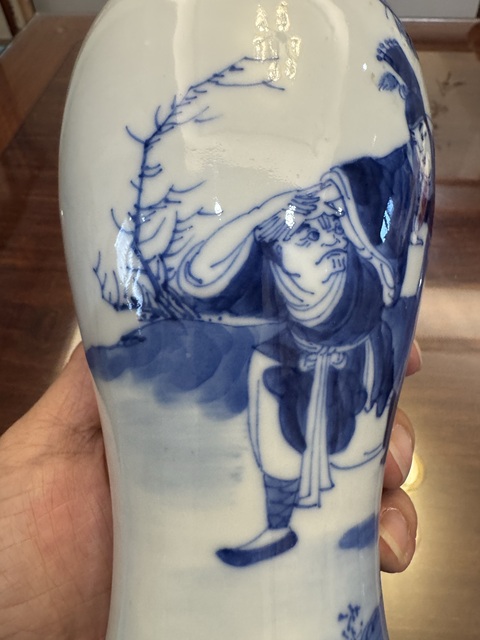 古玩陶瓷人物紋青花雞腿蓋瓶真品鑒賞圖