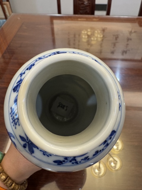 古玩陶瓷人物紋青花雞腿蓋瓶真品鑒賞圖