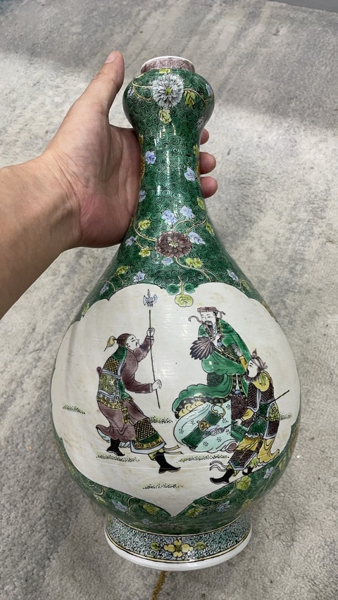 古玩陶瓷素三彩人物故事紋蒜頭瓶真品鑒賞圖