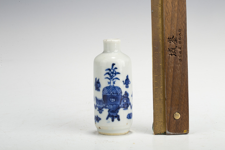 古玩陶瓷清晚·青花博古紋鼻煙壺真品鑒賞圖