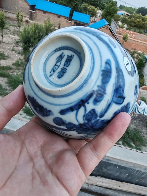 古玩陶瓷青花花卉紋碗真品鑒賞圖