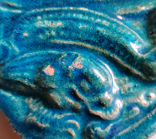 古玩陶瓷明代高浮雕孔雀藍釉四爪龍紋瓦當拍賣,當前價格38元