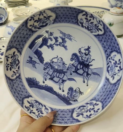 古玩陶瓷青花狩獵圖盤真品鑒賞圖