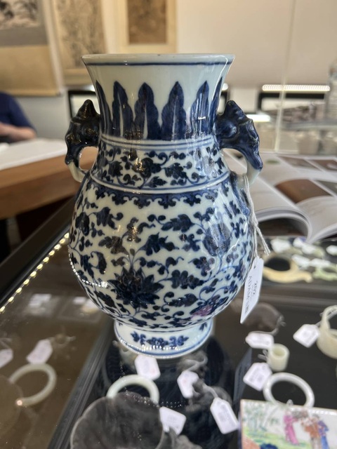 古玩陶瓷青花纏枝蓮紋獸耳尊真品鑒賞圖