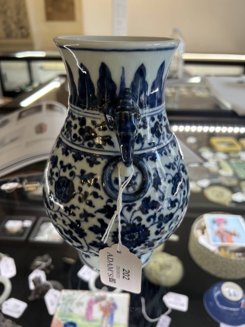 古玩陶瓷青花纏枝蓮紋獸耳尊真品鑒賞圖