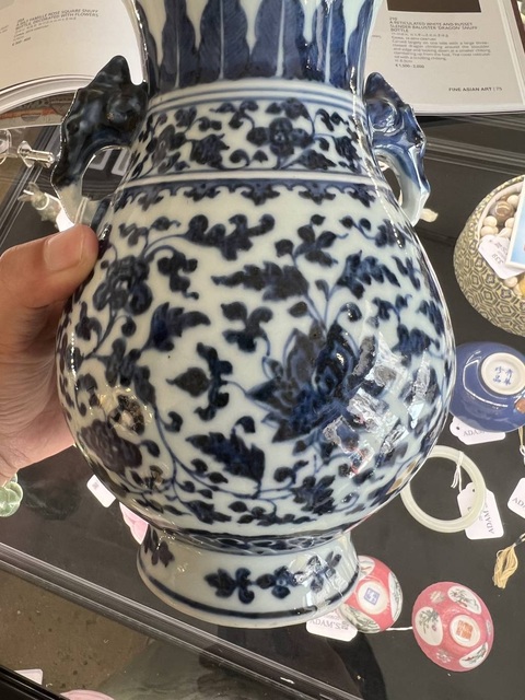 古玩陶瓷青花纏枝蓮紋獸耳尊真品鑒賞圖