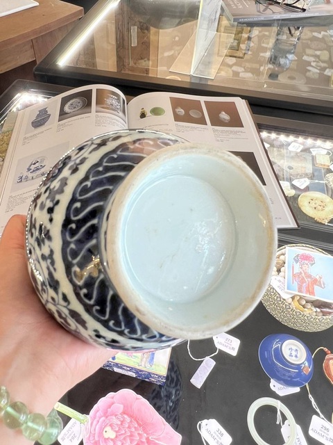 古玩陶瓷青花纏枝蓮紋獸耳尊真品鑒賞圖