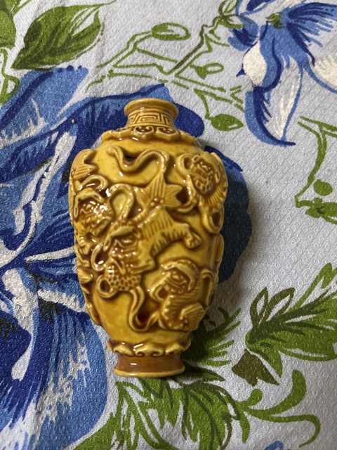 古玩陶瓷黃釉地淺浮雕獅紋鼻煙壺真品鑒賞圖