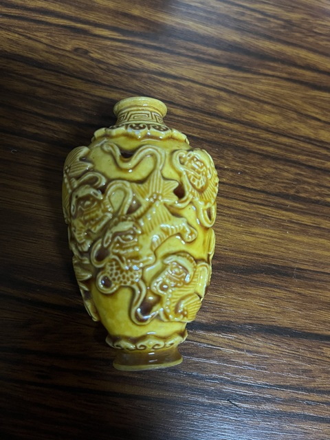 古玩陶瓷黃釉地淺浮雕獅紋鼻煙壺真品鑒賞圖