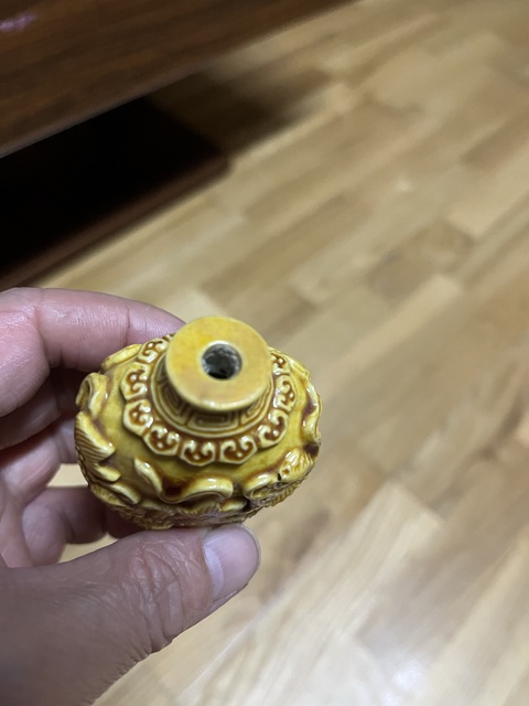 古玩陶瓷黃釉地淺浮雕獅紋鼻煙壺真品鑒賞圖