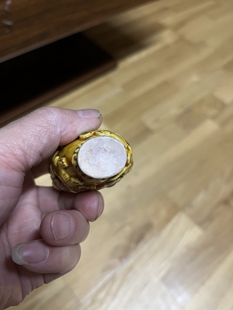 古玩陶瓷黃釉地淺浮雕獅紋鼻煙壺真品鑒賞圖