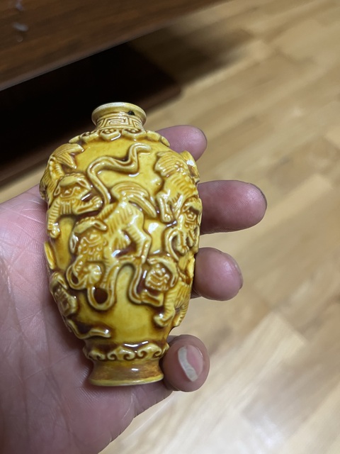 古玩陶瓷黃釉地淺浮雕獅紋鼻煙壺真品鑒賞圖