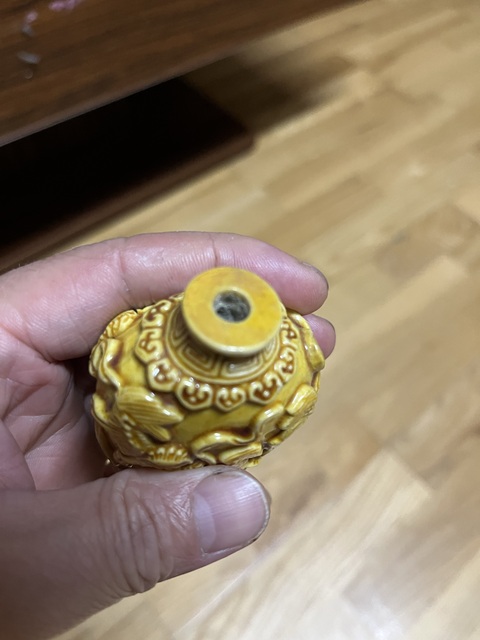 古玩陶瓷黃釉地淺浮雕獅紋鼻煙壺真品鑒賞圖