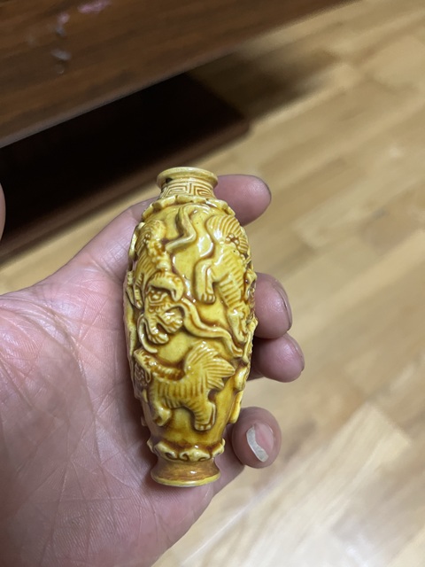 古玩陶瓷黃釉地淺浮雕獅紋鼻煙壺真品鑒賞圖