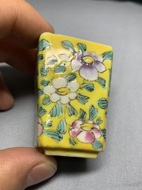 古玩陶瓷黃地粉彩花卉紋杯真品鑒賞圖