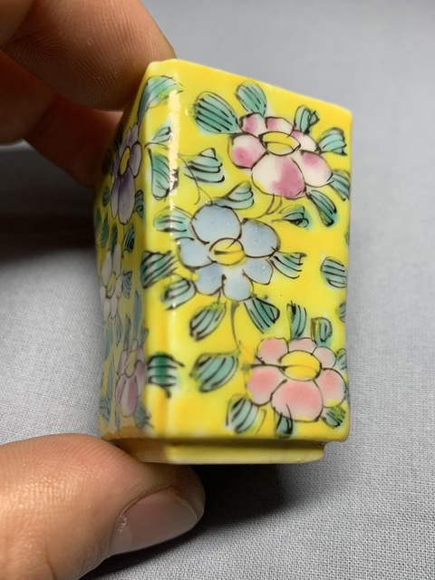 古玩陶瓷黃地粉彩花卉紋杯真品鑒賞圖
