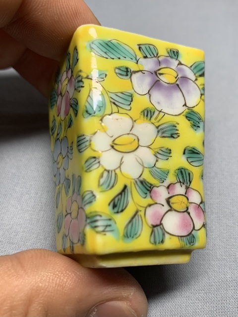 古玩陶瓷黃地粉彩花卉紋杯真品鑒賞圖
