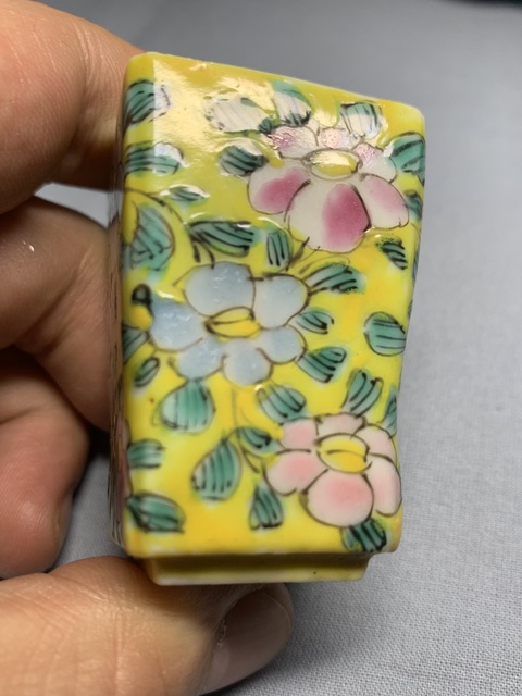 古玩陶瓷黃地粉彩花卉紋杯真品鑒賞圖