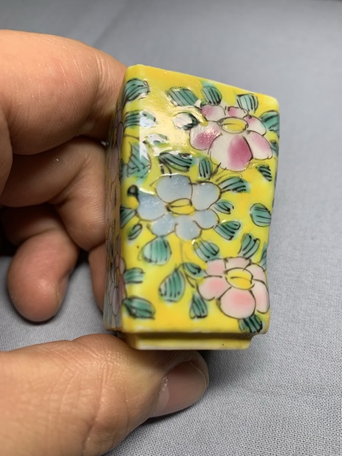 古玩陶瓷黃地粉彩花卉紋杯真品鑒賞圖