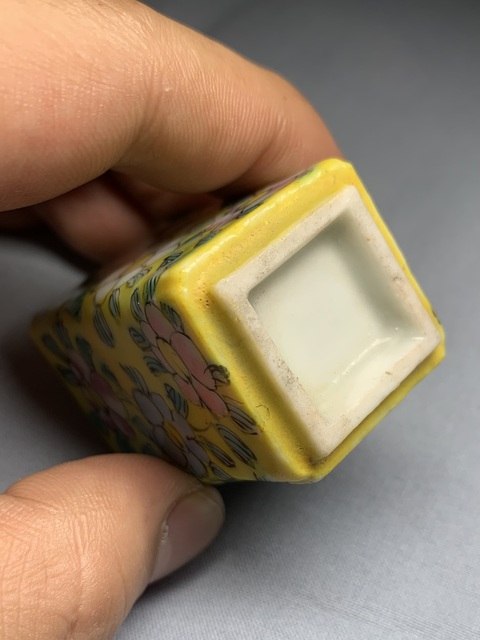 古玩陶瓷黃地粉彩花卉紋杯真品鑒賞圖
