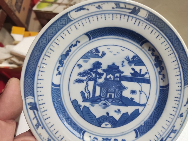 古玩陶瓷樓臺亭閣山水紋青花盤真品鑒賞圖