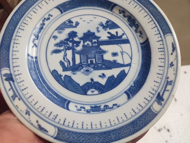 古玩陶瓷樓臺亭閣山水紋青花盤真品鑒賞圖