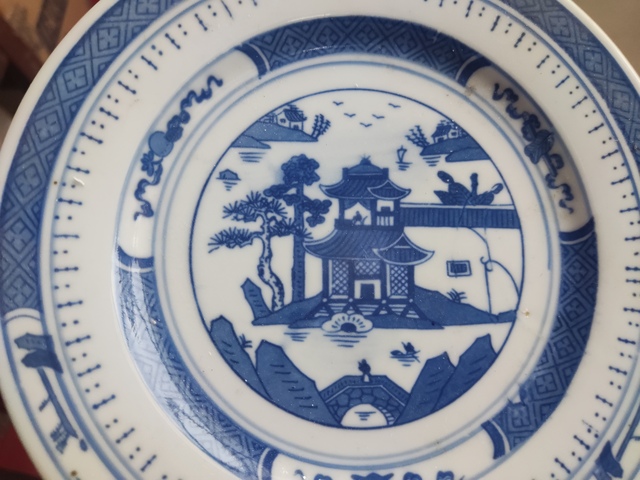 古玩陶瓷樓臺亭閣山水紋青花盤真品鑒賞圖