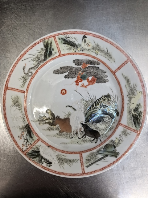 古玩陶瓷五彩十二生肖圖折沿盤真品鑒賞圖