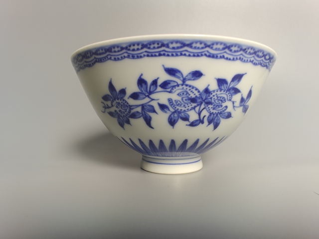 古玩陶瓷乾隆青花三多紋雞心茶圓真品鑒賞圖