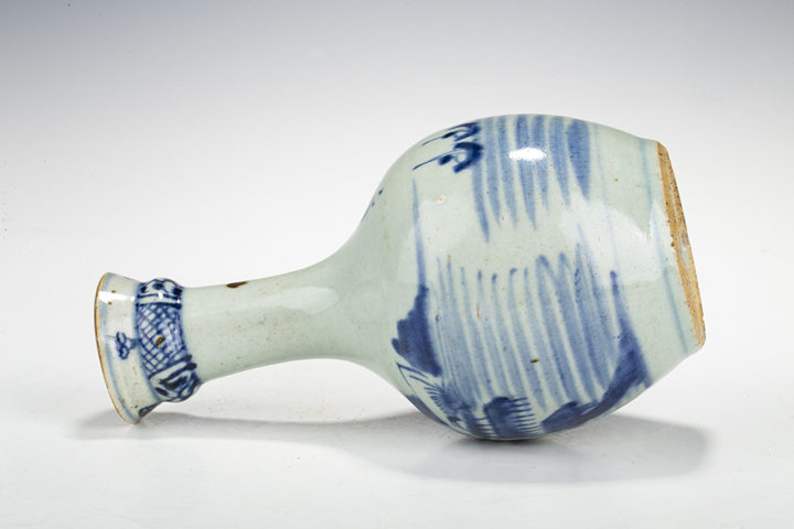 古玩陶瓷清中·青花山水紋蒜頭瓶拍賣,當前價格640元