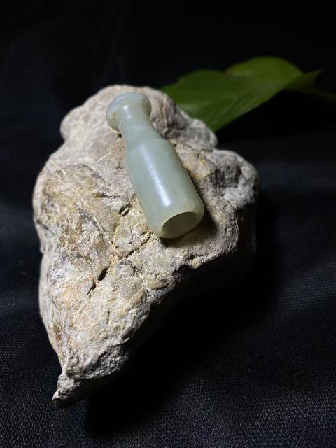 古玩玉器清代和田白玉雕“素紋煙嘴”拍賣,當前價格1600元