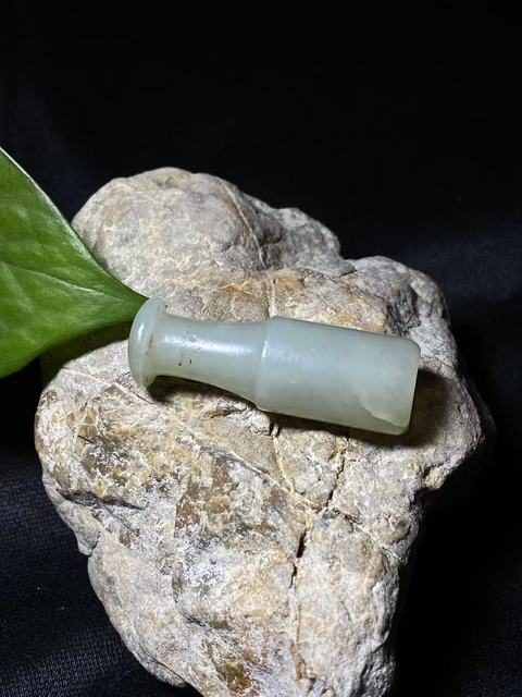 古玩玉器清代和田白玉雕“素紋煙嘴”拍賣,當前價格1600元