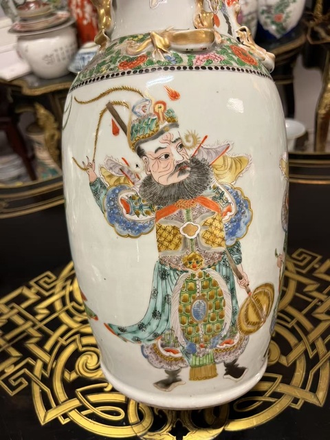古玩陶瓷清晚·廣彩人物紋堆塑螭龍獅耳瓶 真品鑒賞圖