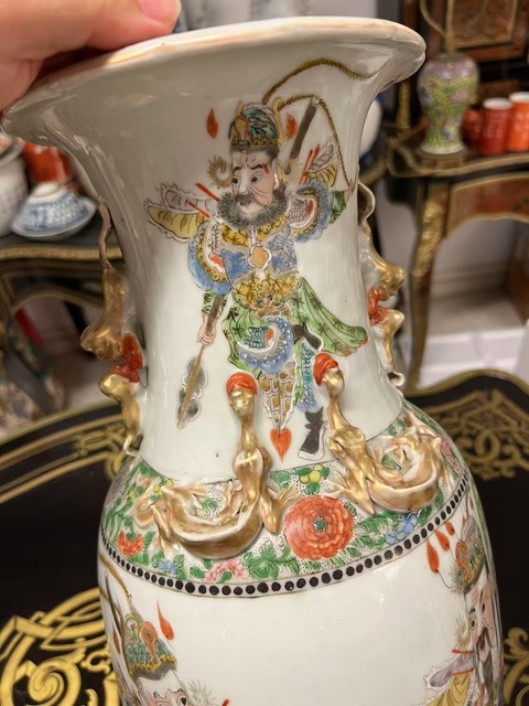古玩陶瓷清晚·廣彩人物紋堆塑螭龍獅耳瓶 真品鑒賞圖