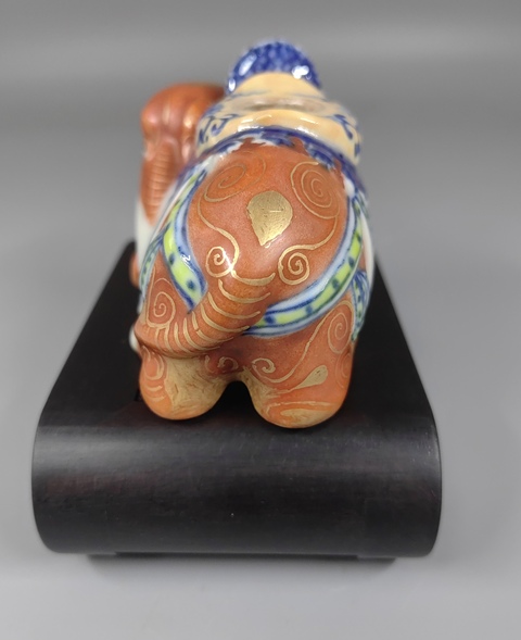 古玩陶瓷吉祥平安青花加彩珊瑚紅釉描金塑像真品鑒賞圖