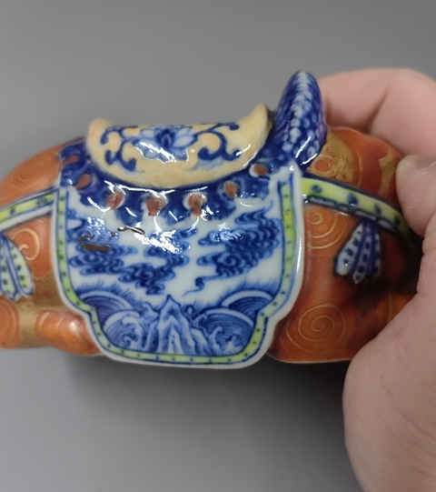 古玩陶瓷吉祥平安青花加彩珊瑚紅釉描金塑像真品鑒賞圖