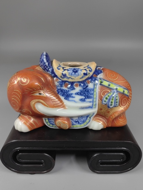 古玩陶瓷吉祥平安青花加彩珊瑚紅釉描金塑像真品鑒賞圖