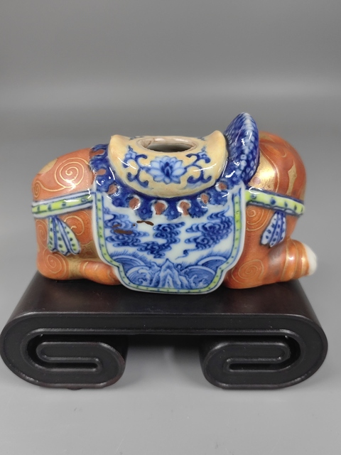 古玩陶瓷吉祥平安青花加彩珊瑚紅釉描金塑像真品鑒賞圖