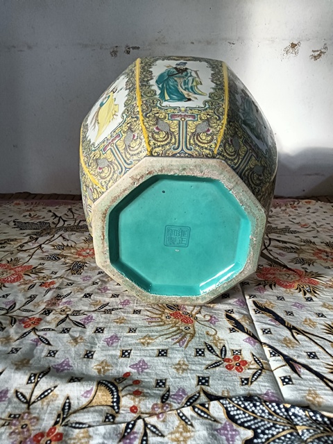 古玩陶瓷粉彩八方瓶真品鑒賞圖