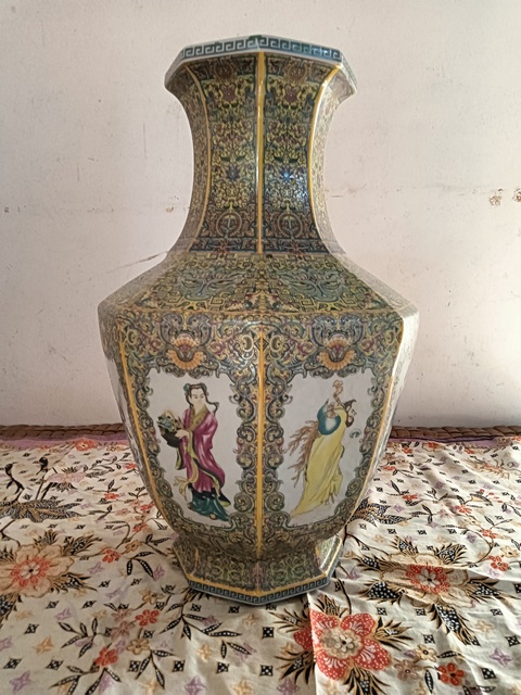 古玩陶瓷粉彩八方瓶真品鑒賞圖