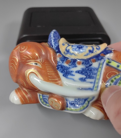 古玩陶瓷吉祥平安青花加彩珊瑚紅釉描金塑像真品鑒賞圖