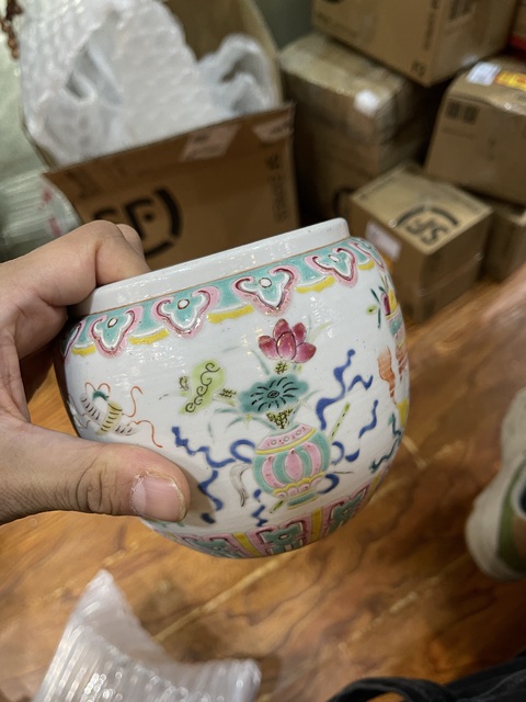 古玩陶瓷粉彩博古花卉紋罐真品鑒賞圖