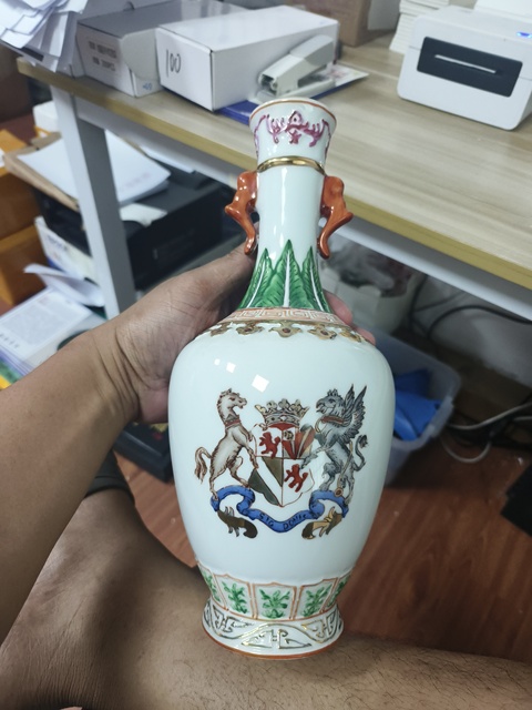 古玩陶瓷十九世紀歐洲徽章瓷瓶真品鑒賞圖