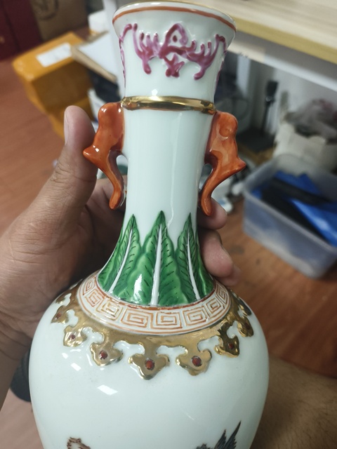 古玩陶瓷十九世紀歐洲徽章瓷瓶真品鑒賞圖