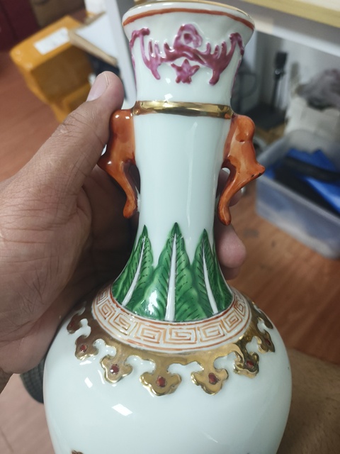 古玩陶瓷十九世紀歐洲徽章瓷瓶真品鑒賞圖