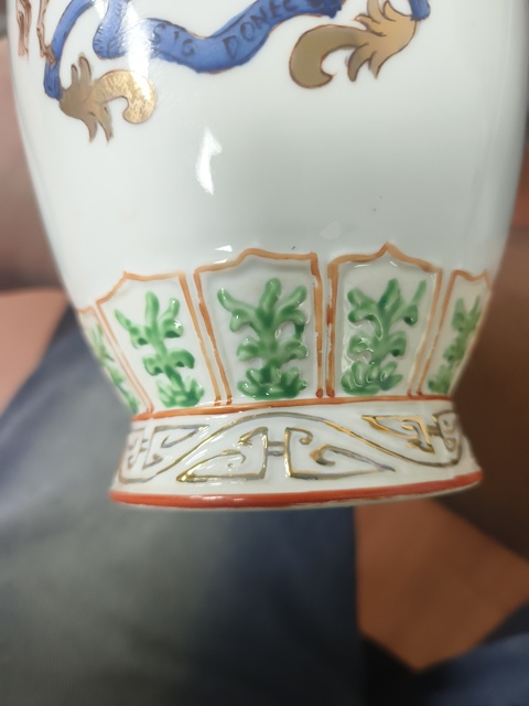 古玩陶瓷十九世紀歐洲徽章瓷瓶真品鑒賞圖